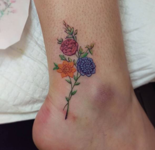 Pequeño diseño de tatuaje floral en el tobillo