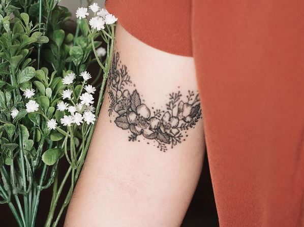Pequeño diseño de tatuajes florales en el bíceps