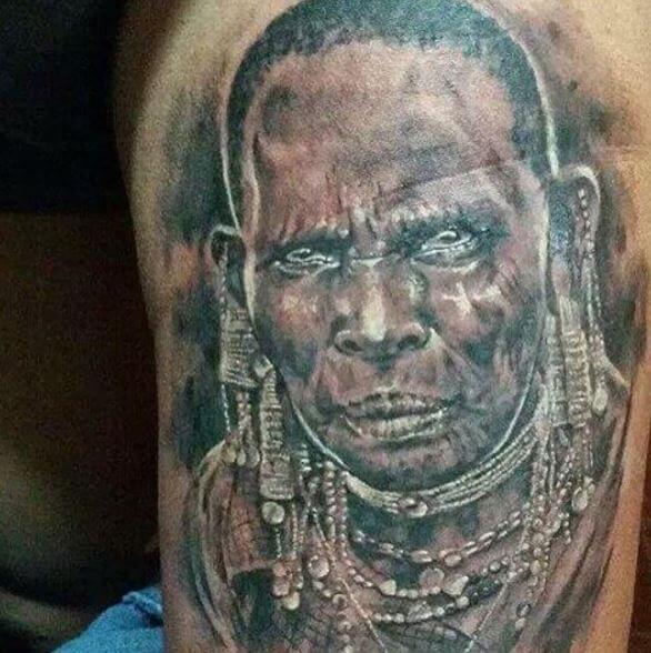 Diseño de tatuajes de anciana africana en bíceps