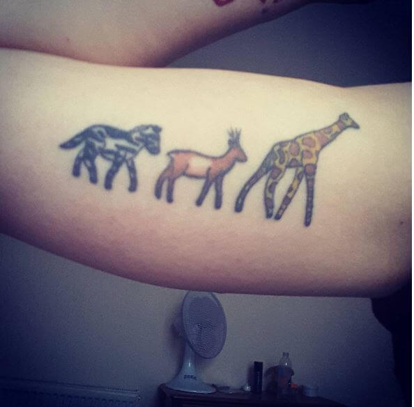 Tatuajes de animales salvajes africanos en el bíceps