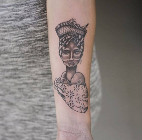 Diseño de tatuajes de mujer africana en las manos