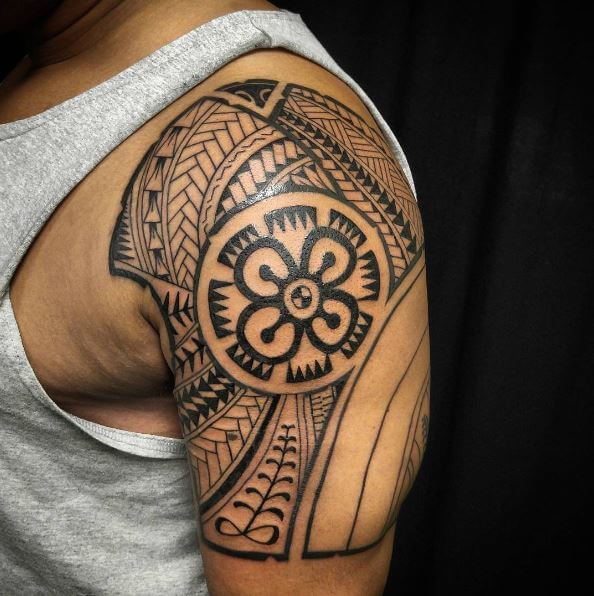 Impresionante diseño de tatuajes africanos en bíceps