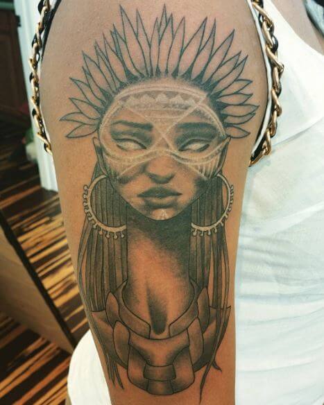 Hermoso diseño de tatuajes africanos en bíceps