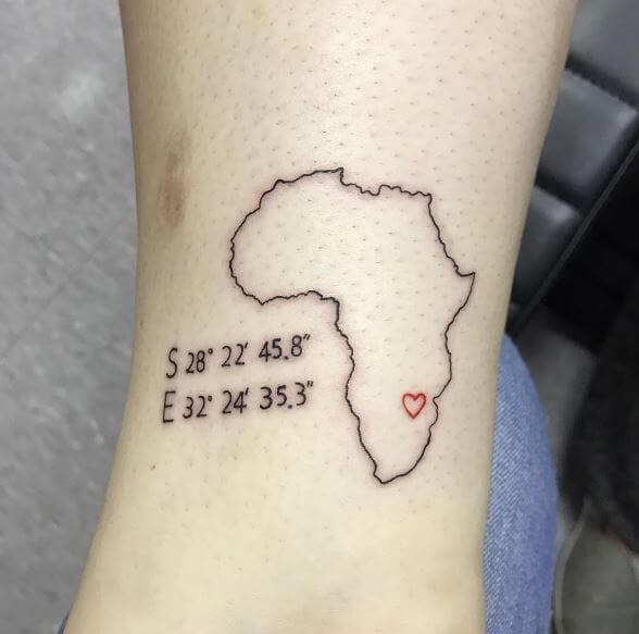 Diseño simple de tatuajes de mapa africano en las piernas