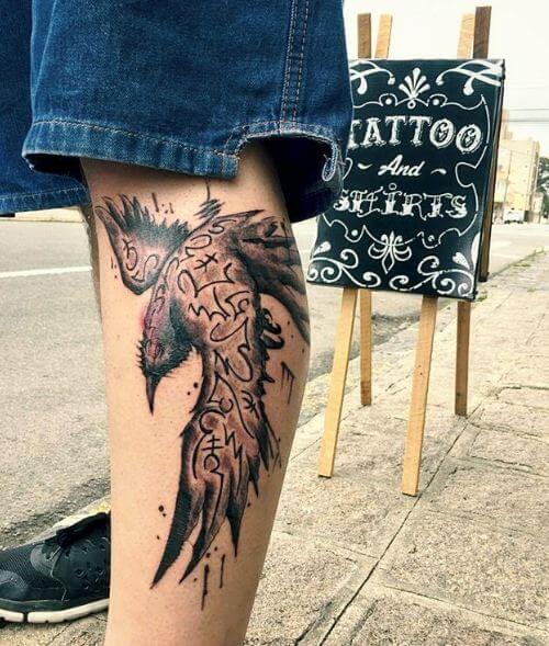 Mejores tatuajes de cuervos en la pierna