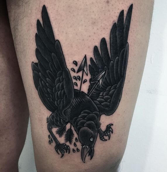 Tatuajes de cuervos negros en el muslo