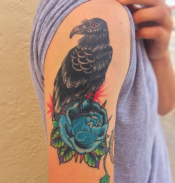 Flor azul con tatuajes de cuervo
