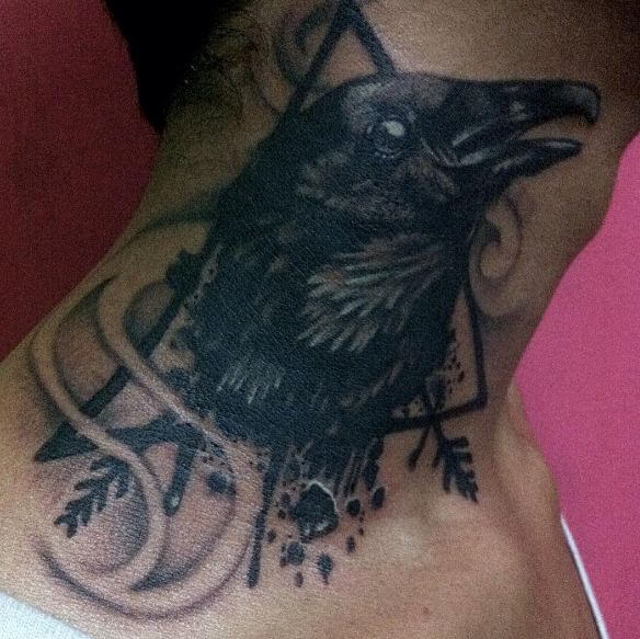 Preciosos tatuajes de cuervos en el cuello