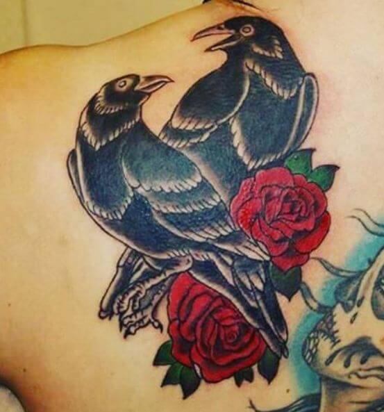 Cuervo con flor tatuajes