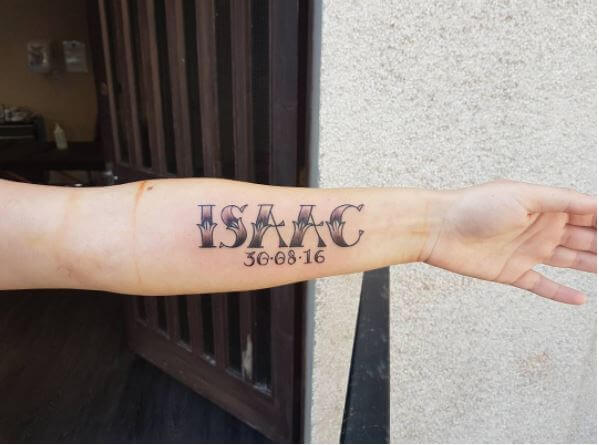 Impresionante diseño de tatuaje de nombre para niña