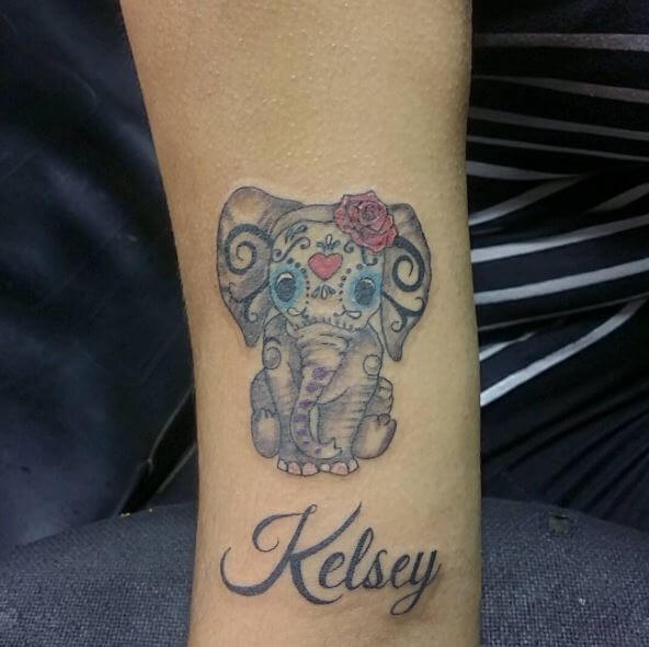 Hermoso tatuaje de nombre con elefante