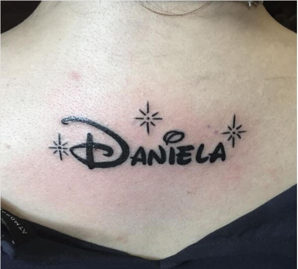 Diseño de tatuaje con nombre en la espalda para mujeres