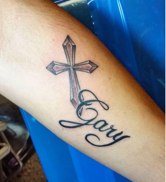 Diseño de tatuaje de cruz y nombre en las manos