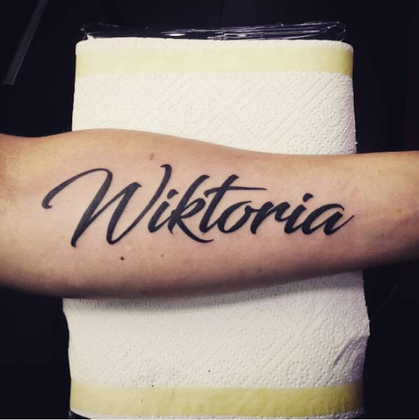 Tatuaje en la mano, nombre Wiktoria lindo y encantador