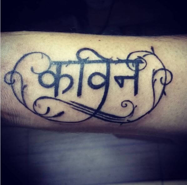 Diseño de tatuaje de reina hindú en el interior del bíceps