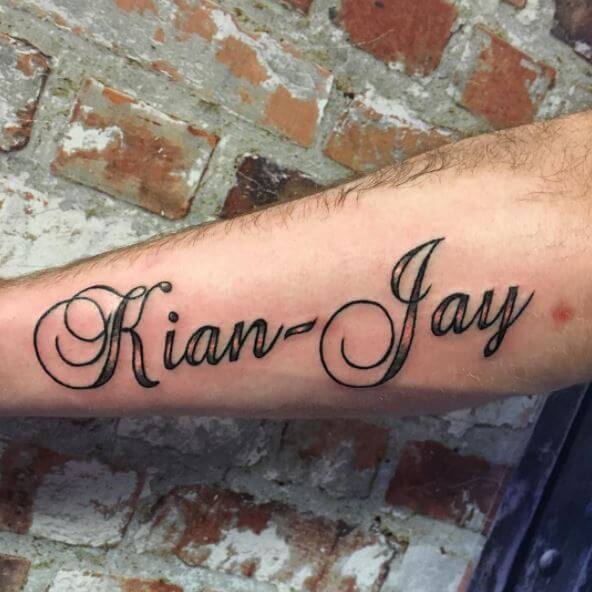 Diseño del tatuaje del nombre de Kian y Jay en la mano