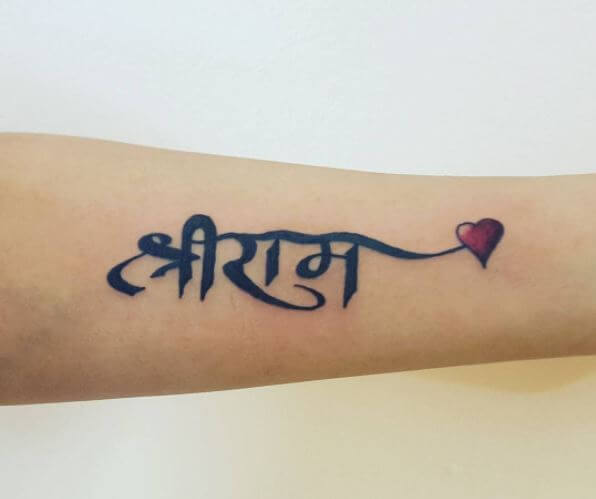 Tatuaje en la mano, nombre de dios indio Shri Ram