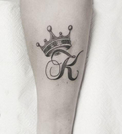 Diseño de tatuaje de símbolo de rey con corona