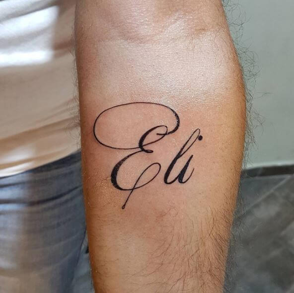 Tatuaje en el brazo con el nombre de Eli