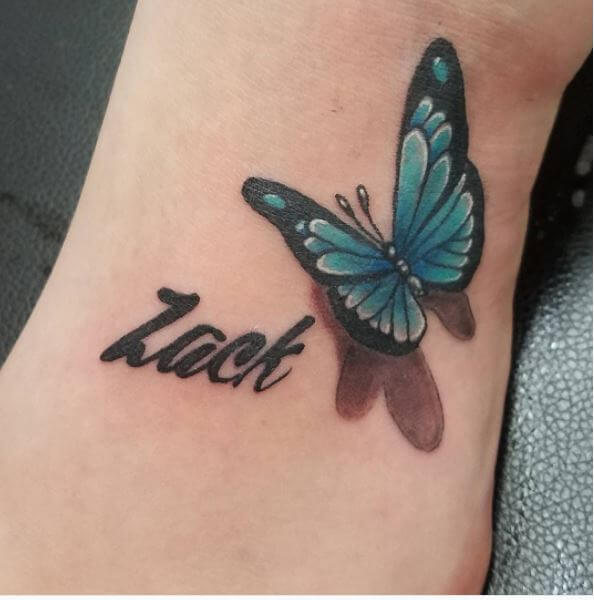 Nombre de suerte con diseño de tatuaje de mariposa en el pie