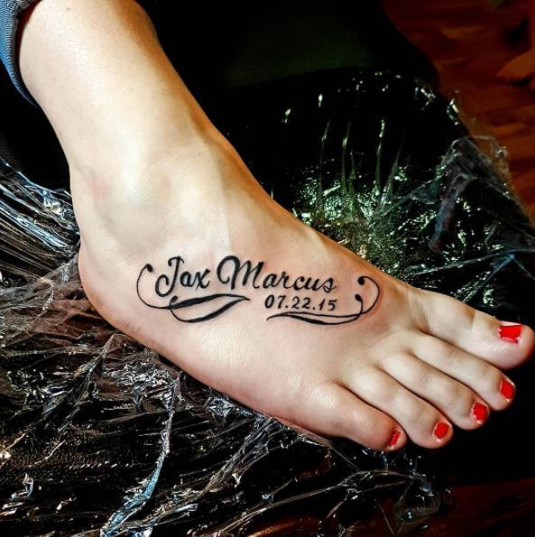 Tatuaje en el pie, nombre y fecha del niño recién nacido