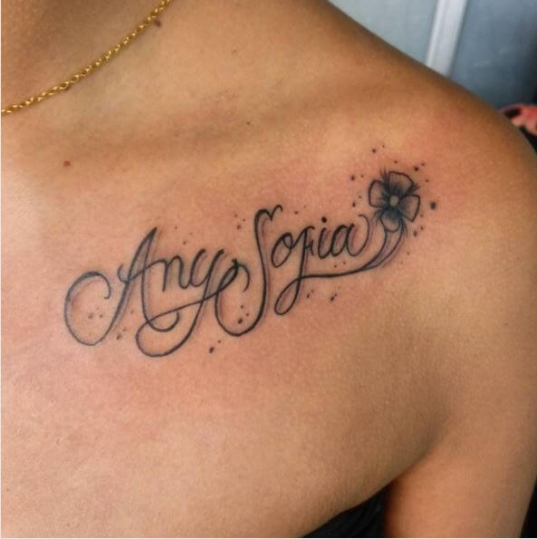 Diseño de tatuaje de nombre en la parte superior del hombro