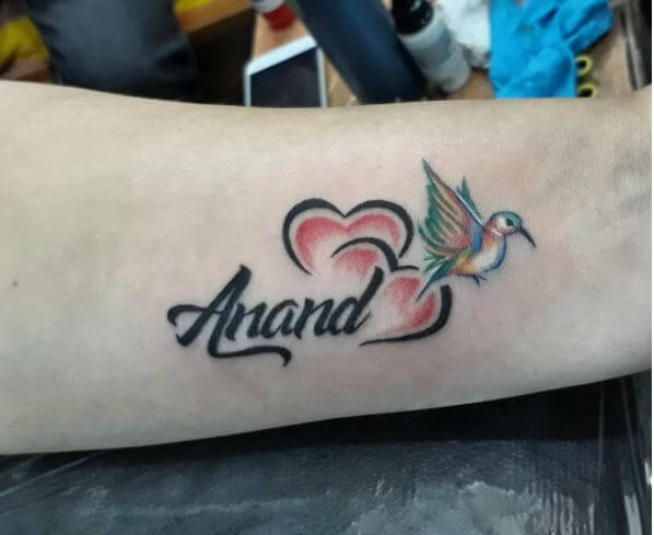 Nombre y diseño de tatuaje de pájaros tarareando con corazón