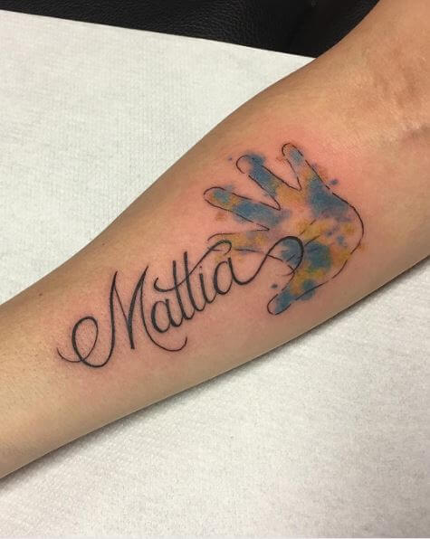 Nombre de Mattia con diseño de tatuaje de mano de color