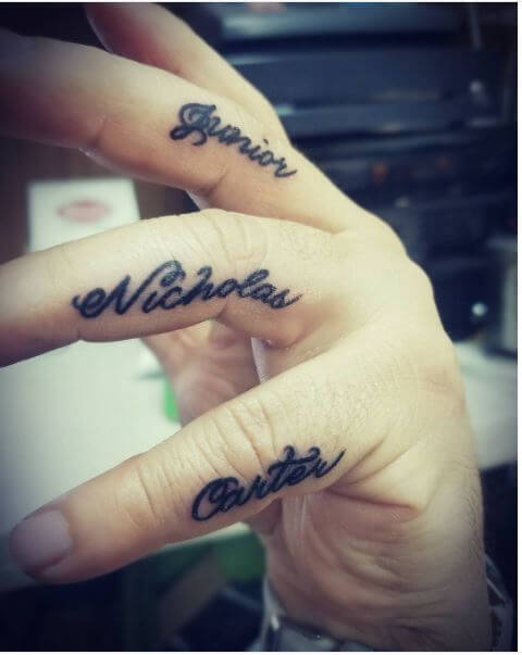 Diseño de tatuaje de nombre pequeño en el dedo