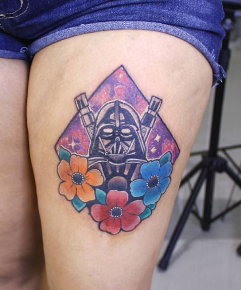 Diseño de tatuajes de Darth Vader en el muslo