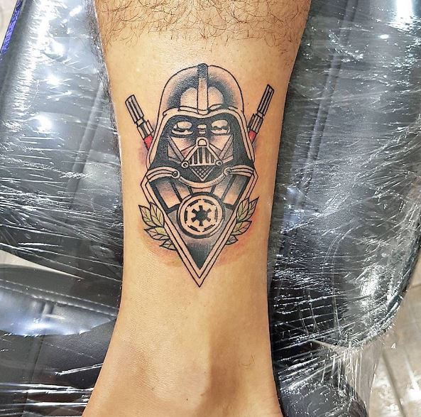 Bonito diseño de tatuajes de Star Wars en las piernas