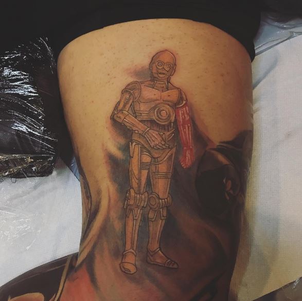 Diseño de tatuajes de robot de Star Wars C 3PO en bíceps