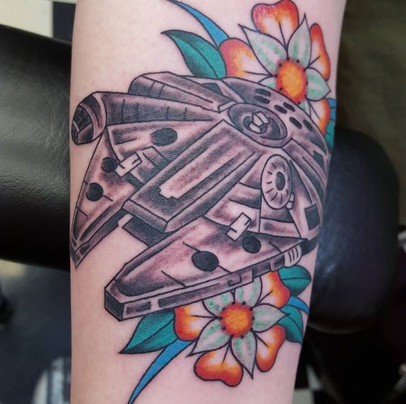 Diseño de tatuaje de nave espacial de Star Wars para niño