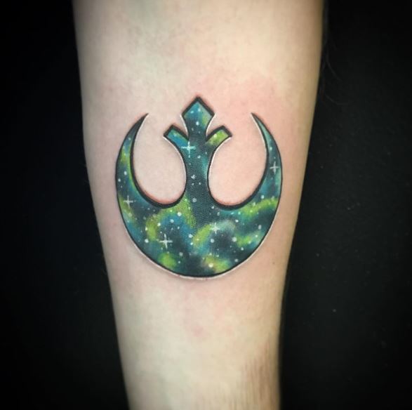 Diseño de tatuajes de colores con símbolo de Star Wars