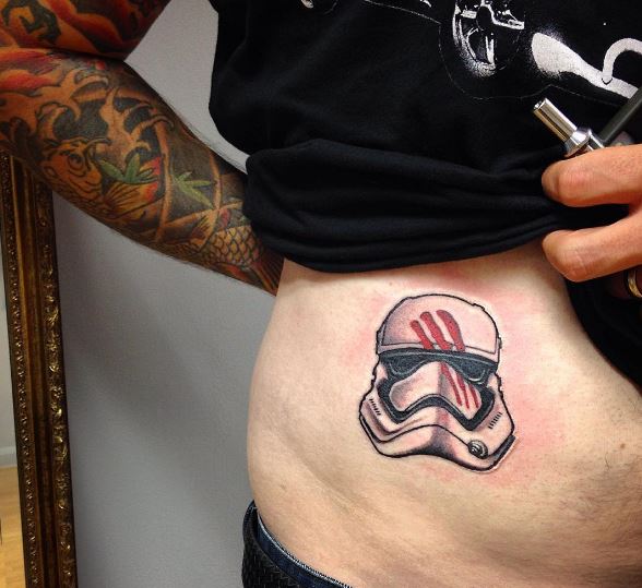 Diseño de tatuajes de Star Wars en el estómago