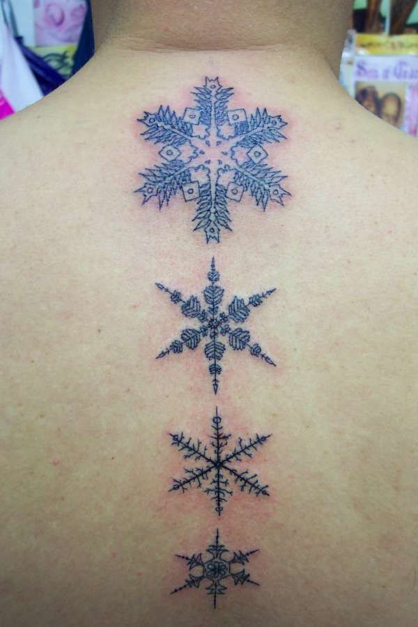 Tinta blanca del tatuaje del copo de nieve (9)