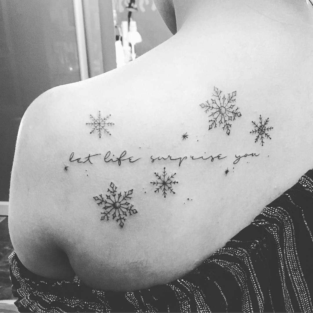 Tatuaje de copo de nieve de tinta blanca (6)