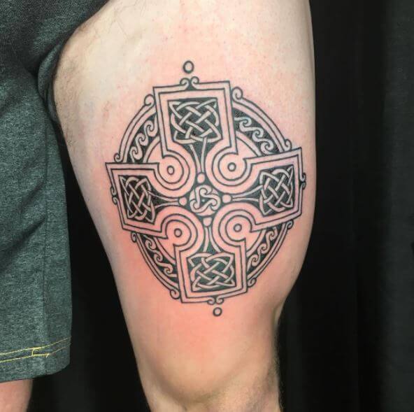 Tatuaje en el muslo, cruz celta irlandesa