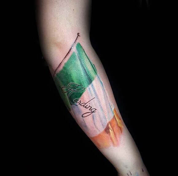 Tatuaje en el brazo, bandera irlandesa impresionante