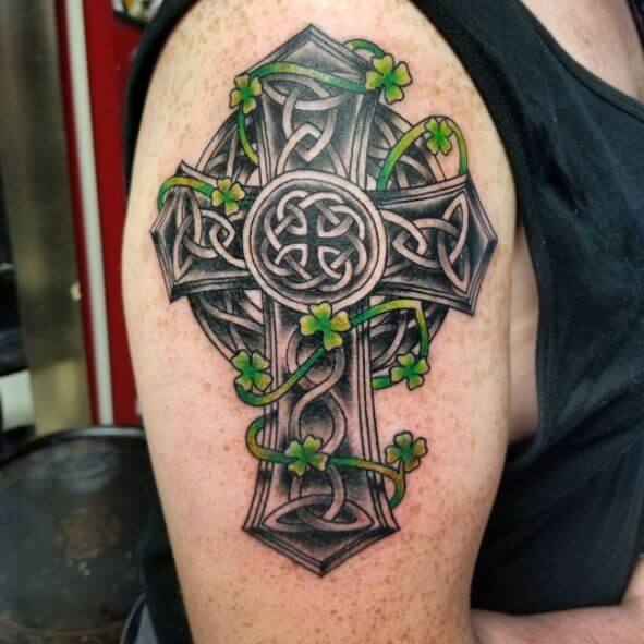 Cruz con diseño de tatuaje irlandés en el bíceps