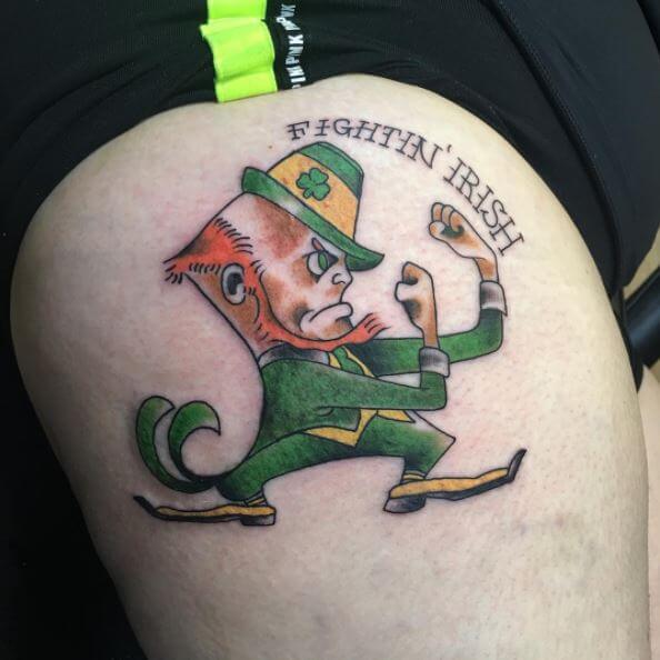 Tatuaje en el muslo, hombre con sombrero verde de Fightin