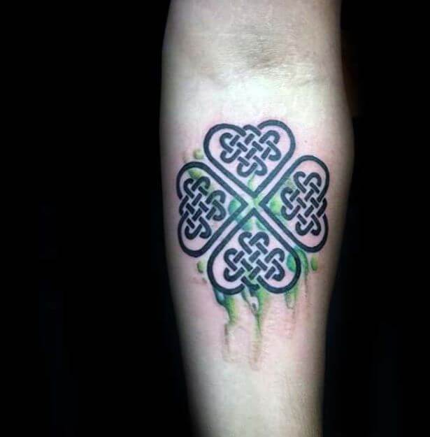 Trébol de cuatro hojas con diseño e ideas de tatuaje irlandés de acuarela