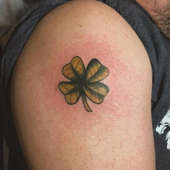 Tatuaje en el brazo, trébol verde irlandés
