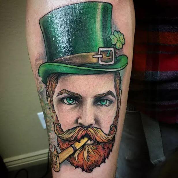 Tatuaje en la pierna, rostro de hombre con sombrero verde
