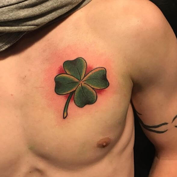 Diseño de tatuaje irlandés en 3D en el pecho