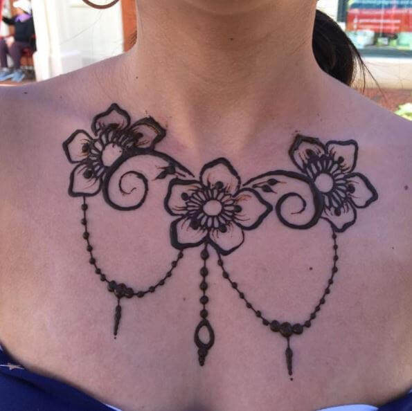 Diseño de tatuaje irlandés de henna en el cuello