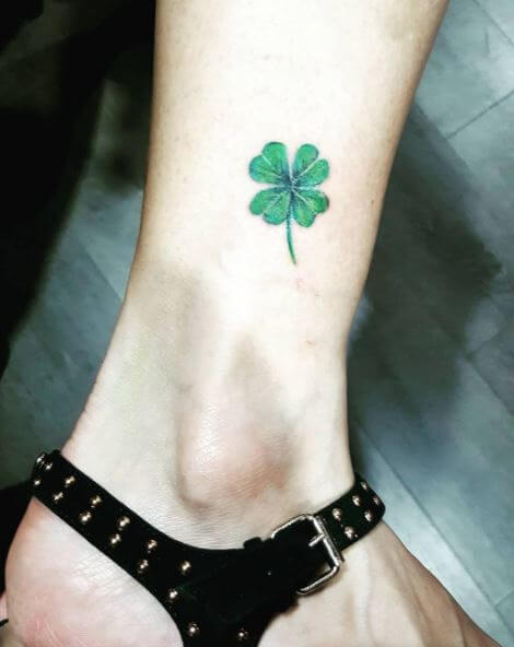 Diseño de tatuaje irlandés verde en el tobillo