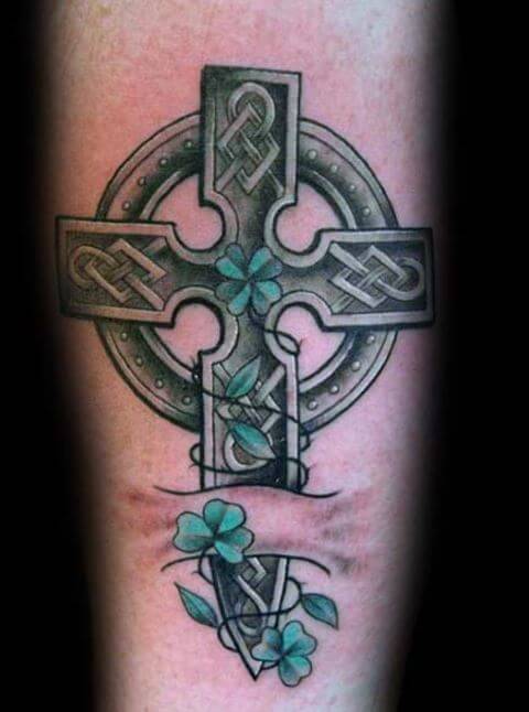Diseño de tatuaje de cruz irlandesa en el antebrazo interior
