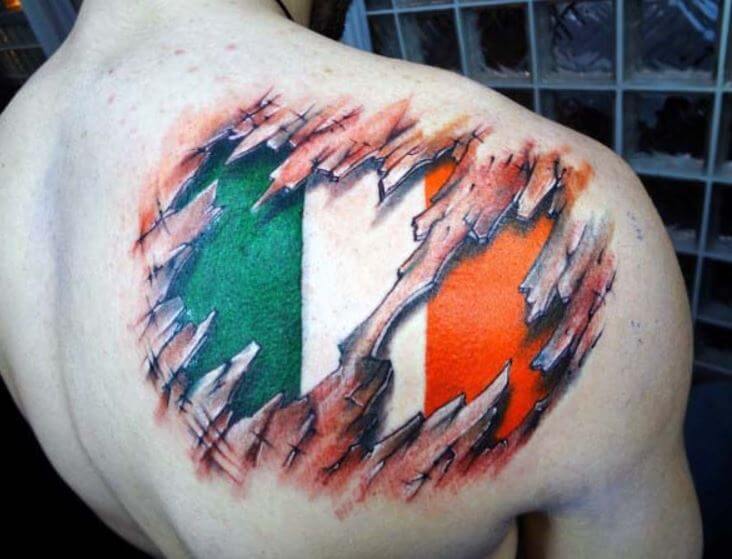 Tatuaje en el hombro, bandera irlandesa, piel rasgada, diseño e ideas