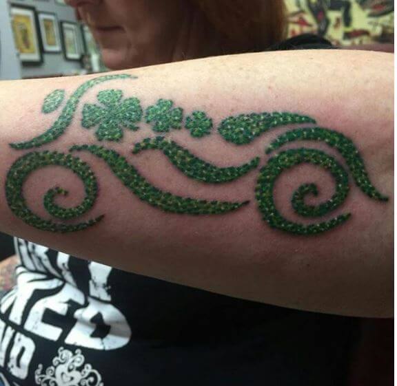Diseño de tatuaje de Harley irlandesa en el antebrazo